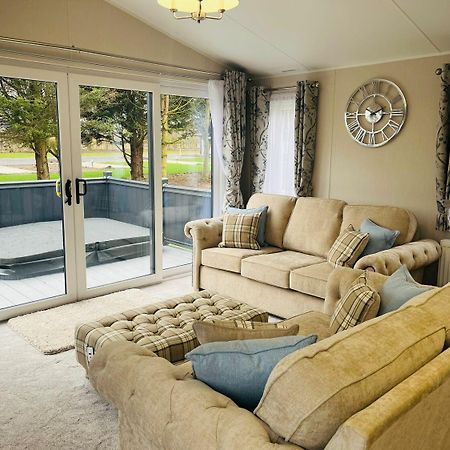 Country Cabin With Hot Tub York Extérieur photo
