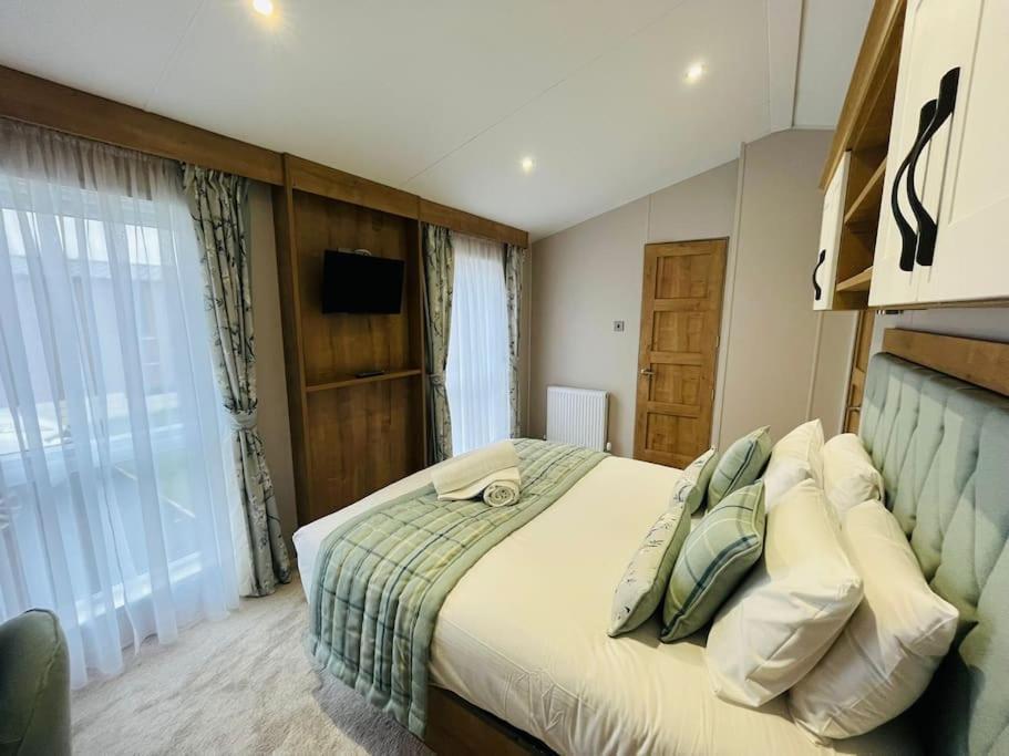 Country Cabin With Hot Tub York Extérieur photo